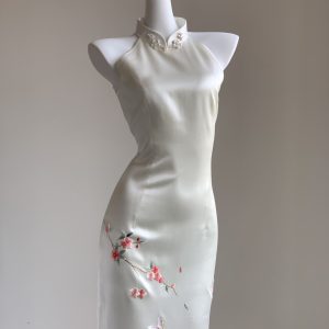 Váy Sườn Xám (旗袍) Cao Cấp Xing Store – Trắng Sứ Thượng Hạng, Họa Tiết Mẫu Đơn Thêu Tay Sắc Sảo