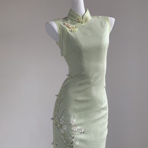 Váy Sườn Xám (旗袍) Cao Cấp Xing Store – Sắc Xanh Cốm Thanh Khiết, Thêu Hoa Cỏ Mùa Xuân Tinh Xảo