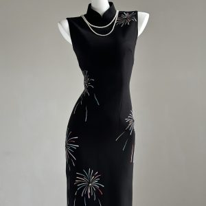 Váy Sườn Xám (旗袍) Cao Cấp Xing Store – Sắc Đen Huyền Bí, Họa Tiết Pháo Hoa Thêu Đa Sắc