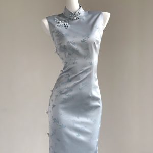 Váy Sườn Xám (旗袍) Cao Cấp Xing Store – Lụa Satin Ánh Thép, Họa Tiết Trúc Chìm & Đính Kết Thủ Công