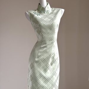 Váy Sườn Xám (旗袍) Họa Thủy Giai Nhân – Xanh Coban Ánh Kim, Họa Tiết Vân Sóng Dệt Kim Sa Sang Trọng