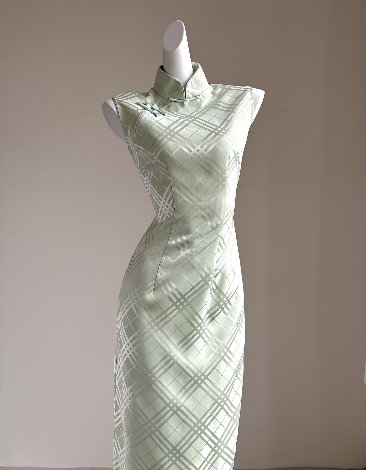 Váy Sườn Xám (旗袍) Họa Thủy Giai Nhân – Xanh Coban Ánh Kim, Họa Tiết Vân Sóng Dệt Kim Sa Sang Trọng