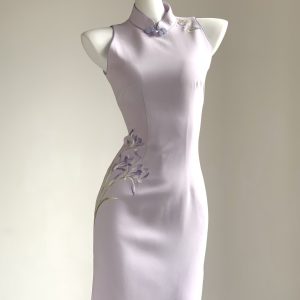 Váy Sườn Xám (旗袍) Cao Cấp Xing Store – Màu Tím Lavender Pastel, Thêu Hoa Diên Vĩ & Bướm Vàng Tinh Xảo