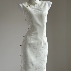 Váy Sườn Xám (旗袍) Cao Cấp Xing Store – Trắng Sứ Thượng Hạng, Họa Tiết Trúc Thanh Đính Ngọc Lục Bảo