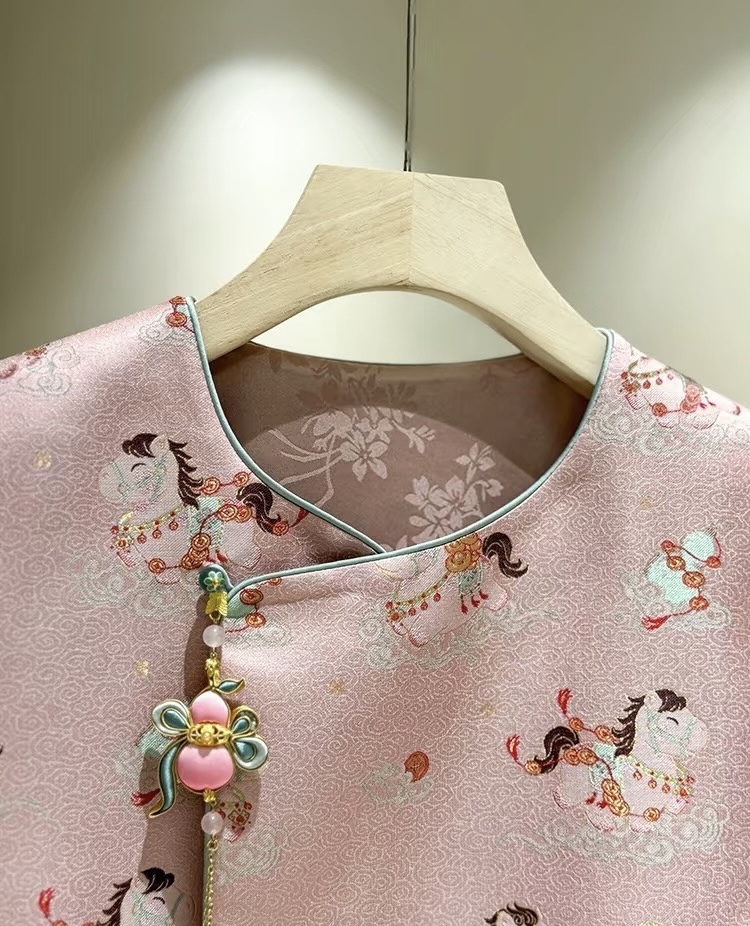 Áo Gile (马甲) Cao Cấp Họa Tiết Thêu Ngựa Vintage – Phong Cách Hán Phục Cách Tân | Xing Store