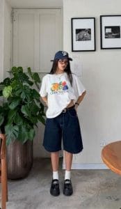 Ao phong co tron ket hop voi quan short jeans