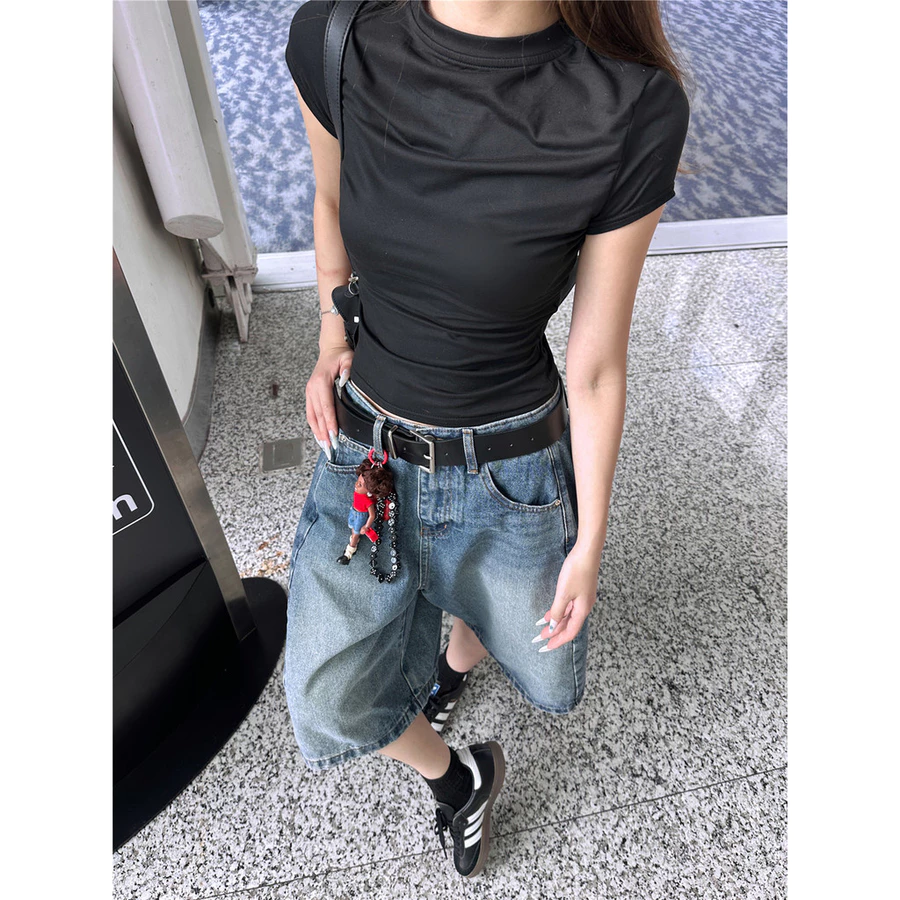 Áo thun ôm nữ phối hợp với quần jean